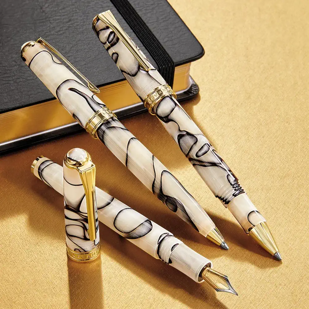 levenger-true-writer-classic-carrara-fountain-pen-image