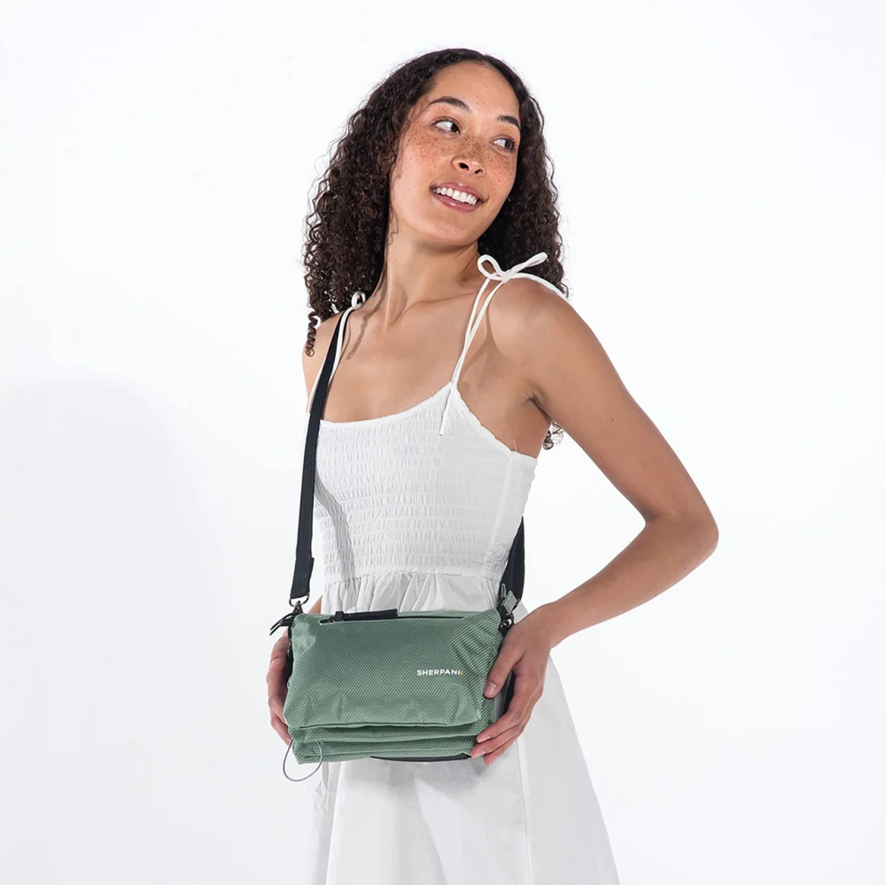 sherpani-crossbody-mei-aloe-mist-anti-theft-onmodel-image