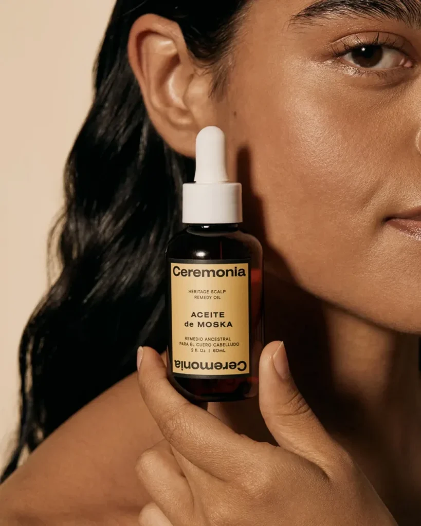 person-holding-ceremonia-aceite-de-moska-scalp-oil-dropper-bottle-image
