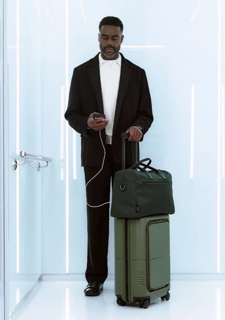 july-luggage-carry-on-pro-image